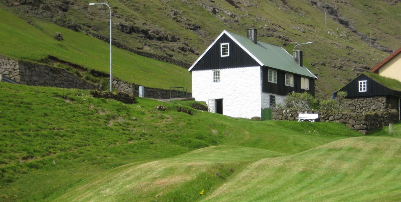 Вилла Idyllic House Near River And Ocean Leynar Экстерьер фото